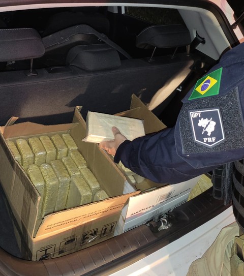 Motorista é preso com 50 Kg de cocaína escondidos em carro na Dutra em Taubaté