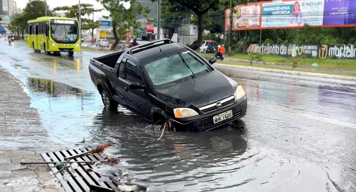 Carro fica preso em cratera durante temporal em São Luís; VÍDEO