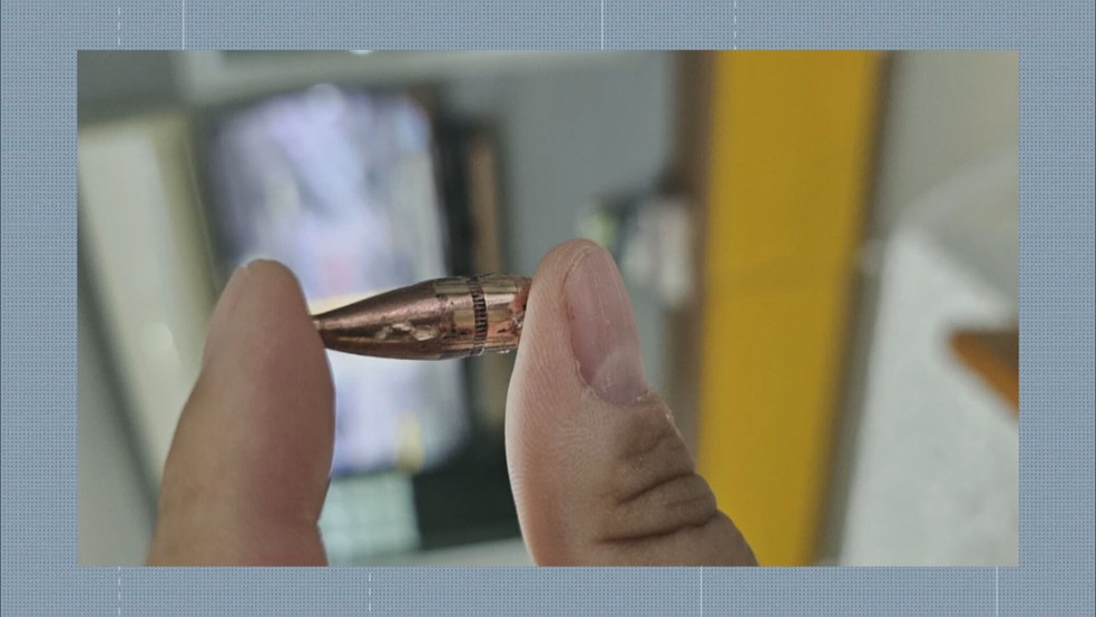 Morador da Vila da Penha diz que bala bateu no carro quando levava filho para a escola — Foto: Reprodução/TV Globo