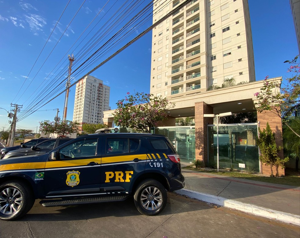Polícia cumpre mandados durante operação — Foto: Luiz Vieira