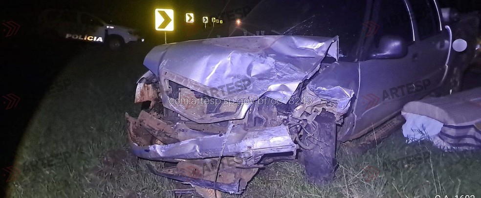 Duas pessoas morrem e outra fica em estado grave após acidente entre caminhonete e carro em Piquerobi (SP) — Foto: Reprodução/Artesp