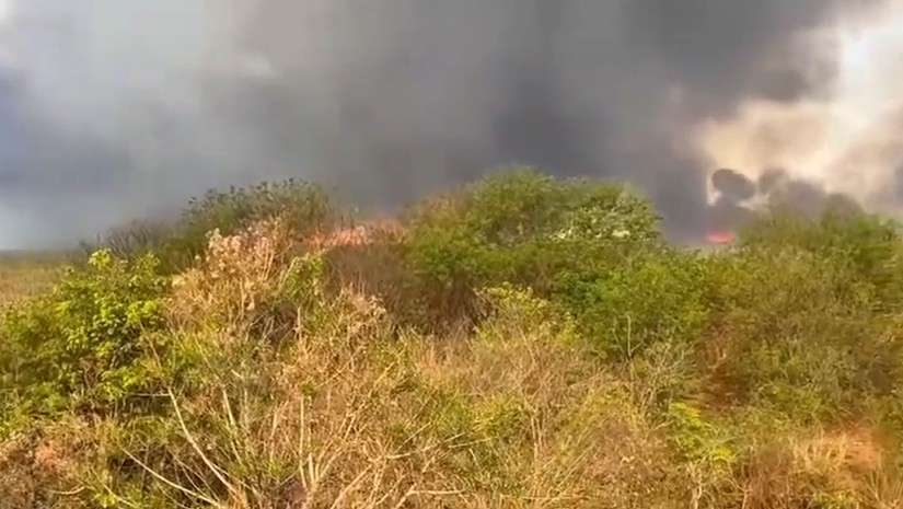 Oito caminhões-pipa são usados para combater incêndio em canavial entre Dracena e Junqueirópolis
