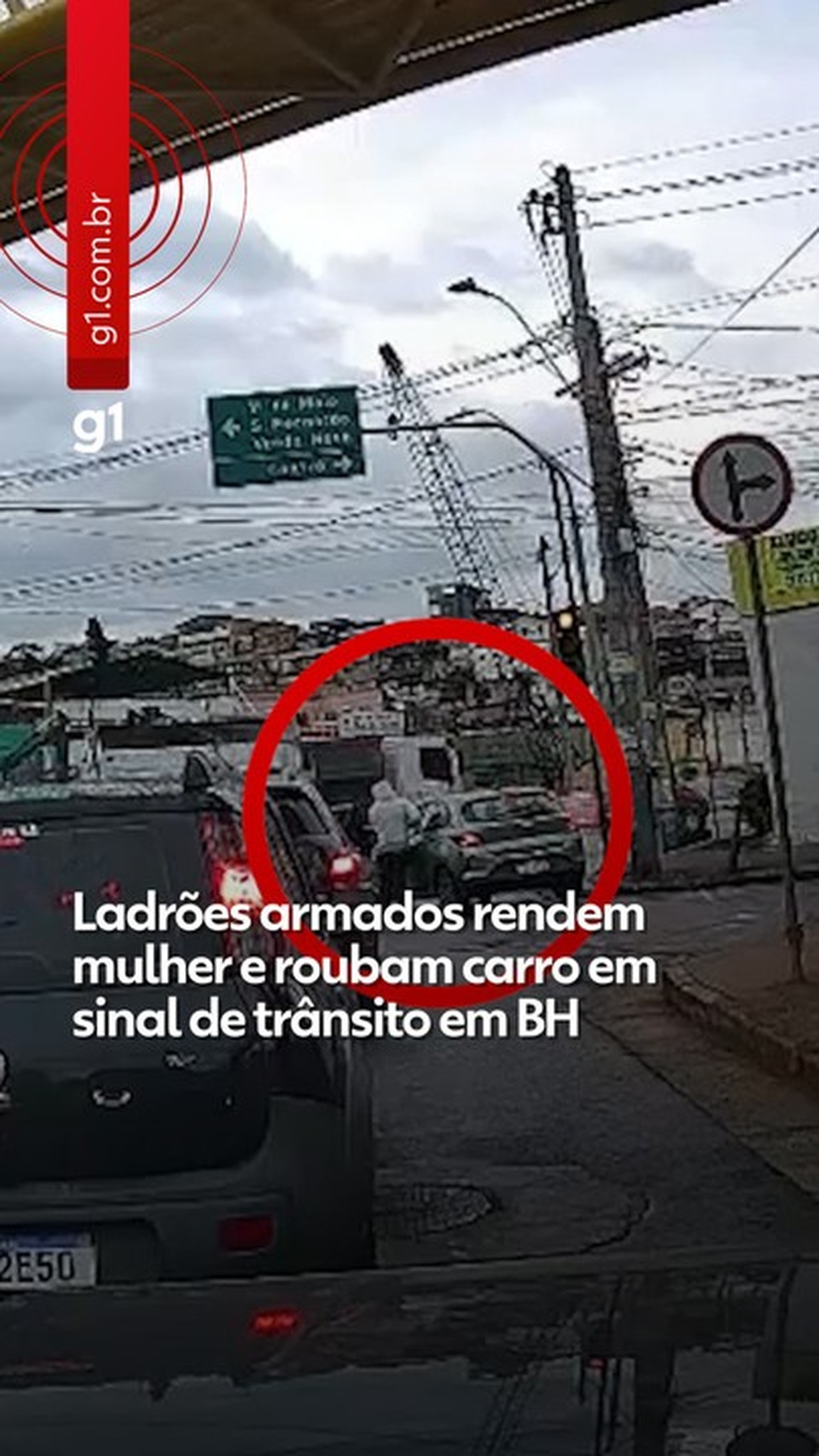 Vídeo mostra ladrões armados rendendo mulher em sinal de trânsito e levando carro em BH