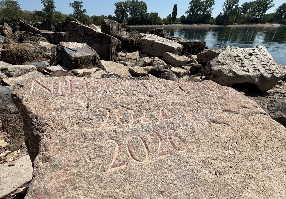 As chamadas “pedras da fome” ficam visíveis com o baixo nível do rio Reno, perto de Worms, na Alemanha, em 4 de agosto de 2026. — Foto: Andreas Buerger/Reuters