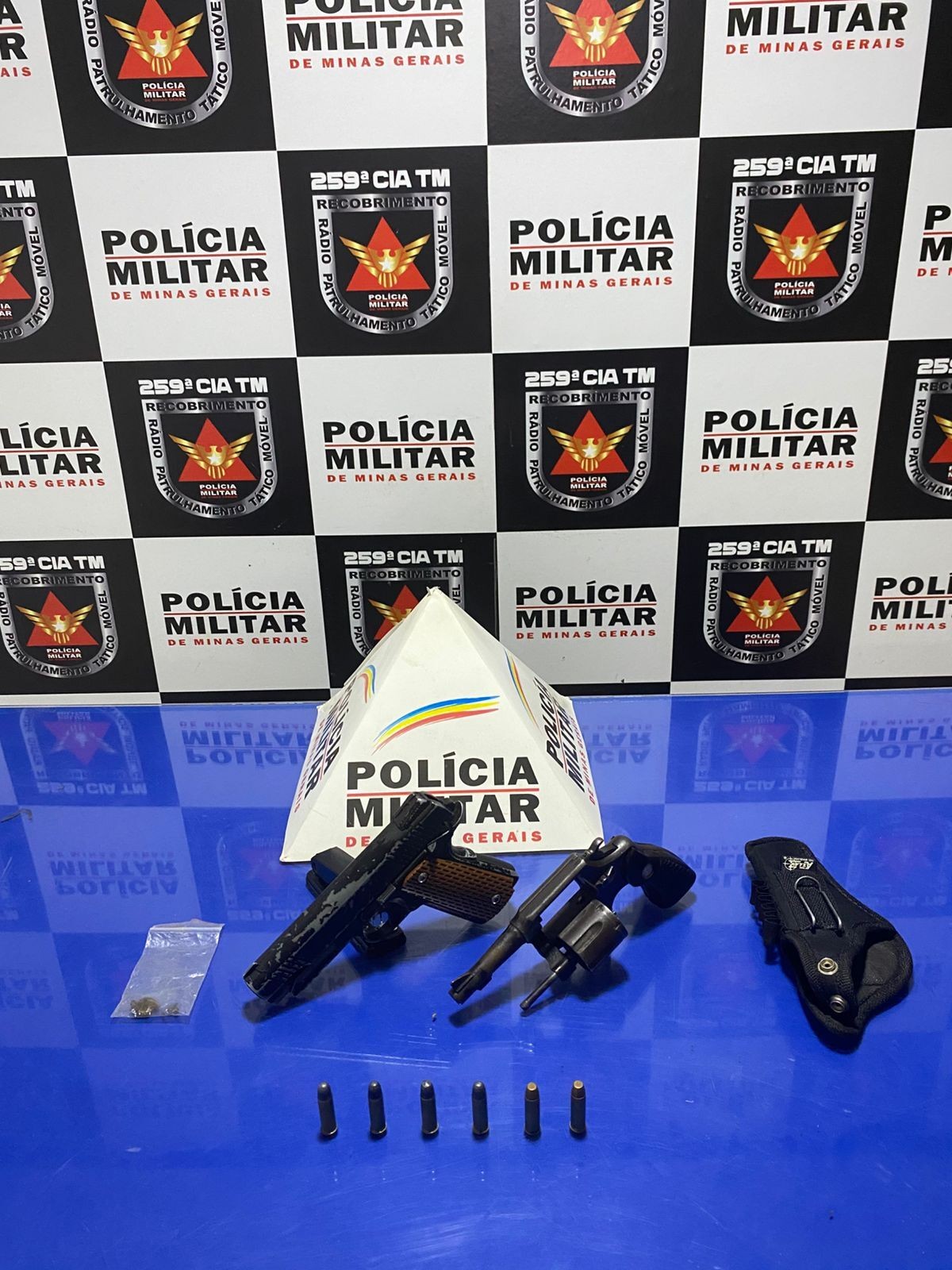 Homem com tornozeleira eletrônica é preso após denúncias de que ele estaria armado procurando por rivais