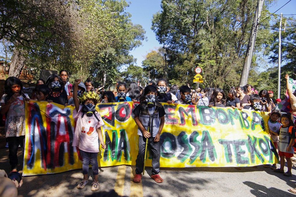  Após a Justiça estadual proibir o ato religioso do povo Guarani, os Guarani da Terra Indígena Jaraguá realizam neste domingo (04), na própria reserva que habitam, uma caminhada manifesto pela vida. A manifestação ocorre depois do ato na Rodovia dos bandeirantes, no último dia (30), na luta contra o PL 490, onde foram dispersados pela Polícia Militar. — Foto: WAGNER VILAS/ENQUADRAR/ESTADÃO CONTEÚDO