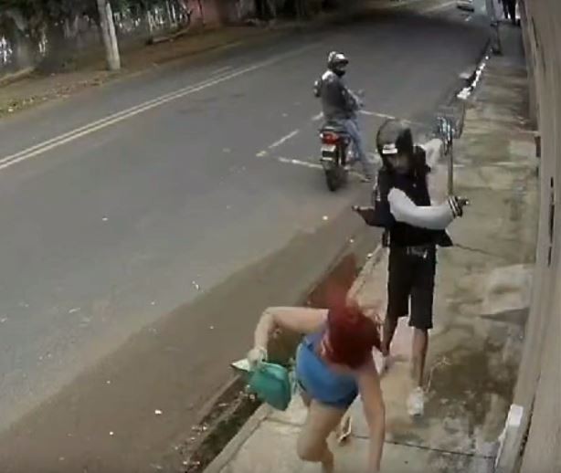 VÍDEO: Mulher tenta impedir roubo de bolsa e acaba levando rasteira de bandido em MG