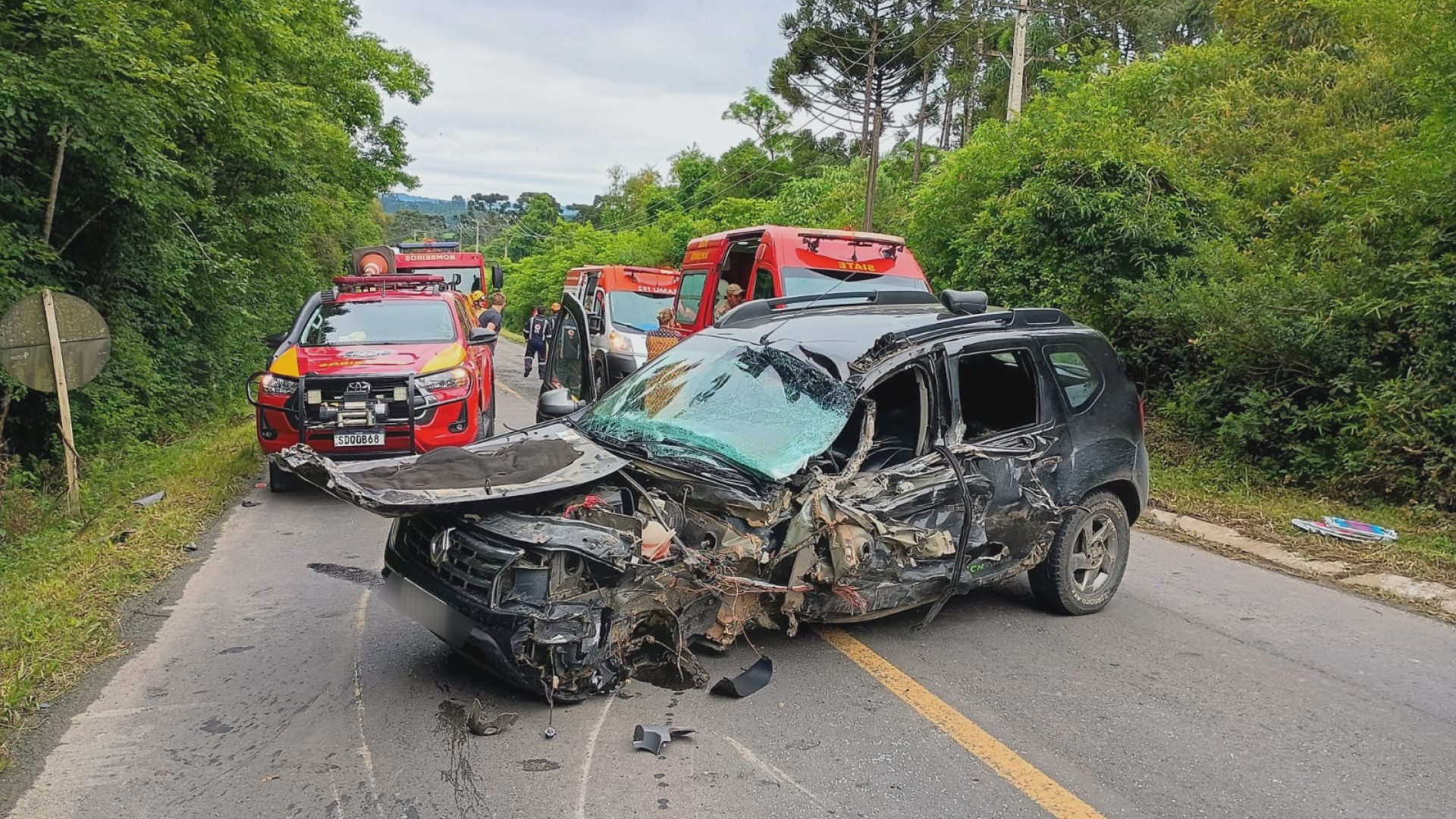 Acidente grave entre dois carros e caminhão deixa um morto e três feridos na BR-153, no Paraná