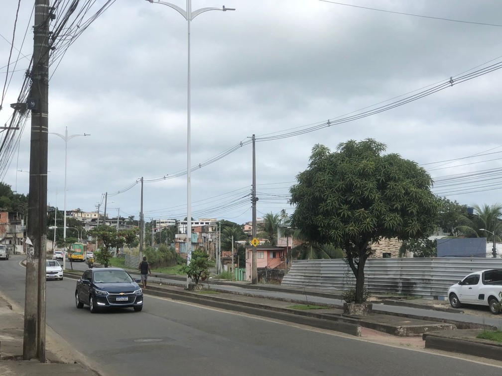 Tapume quebrado no bairro de Praia Grande — Foto: João Souza/g1 BA