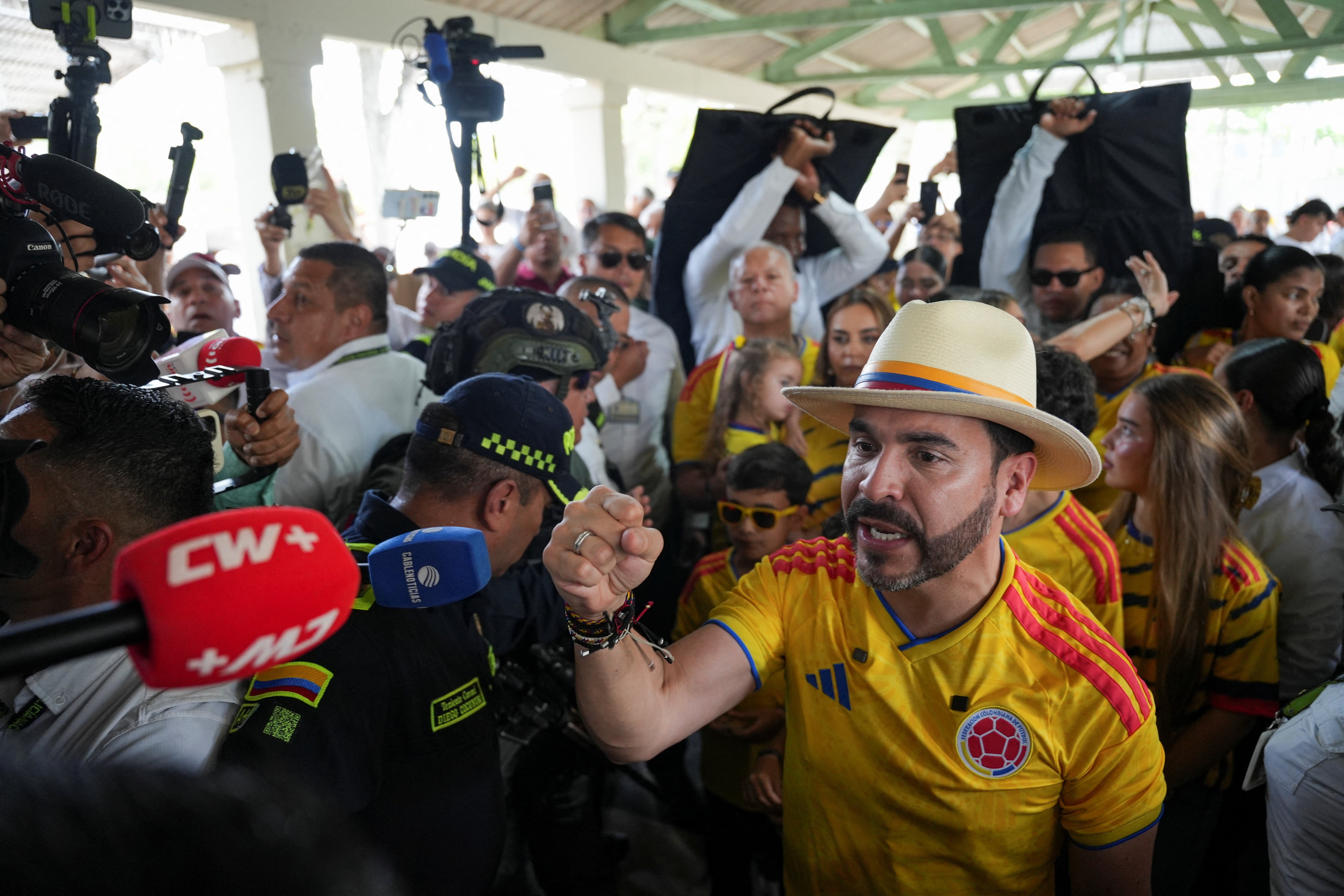Presidente eleito da Colômbia suspende transição com governo Petro