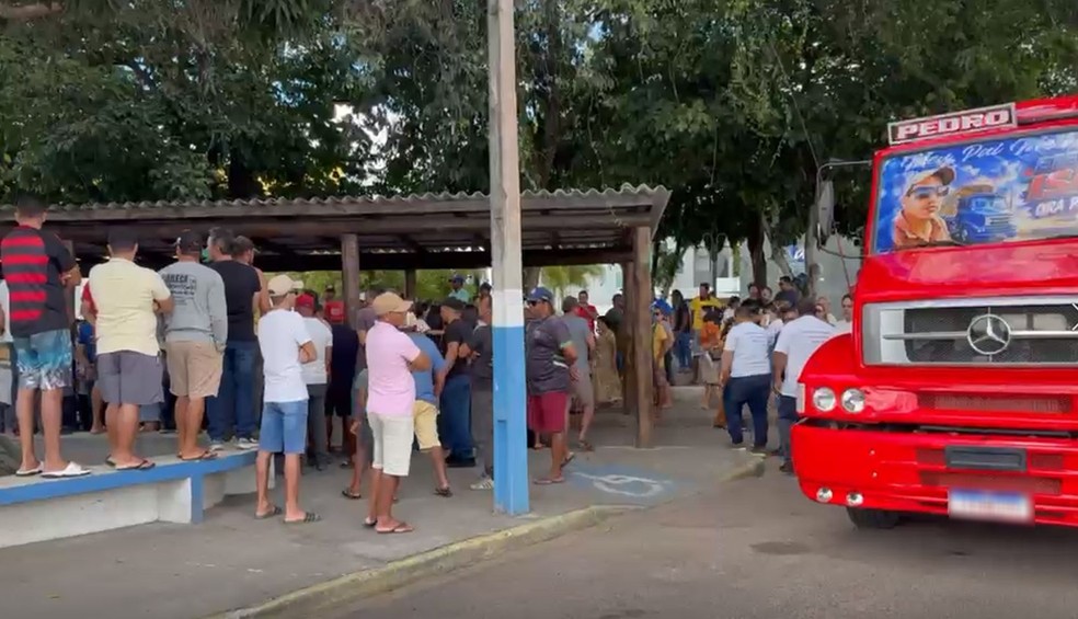 Familiares e amigos se despedem em SE de motorista que morreu na BR-101. — Foto: Joel Bonfim