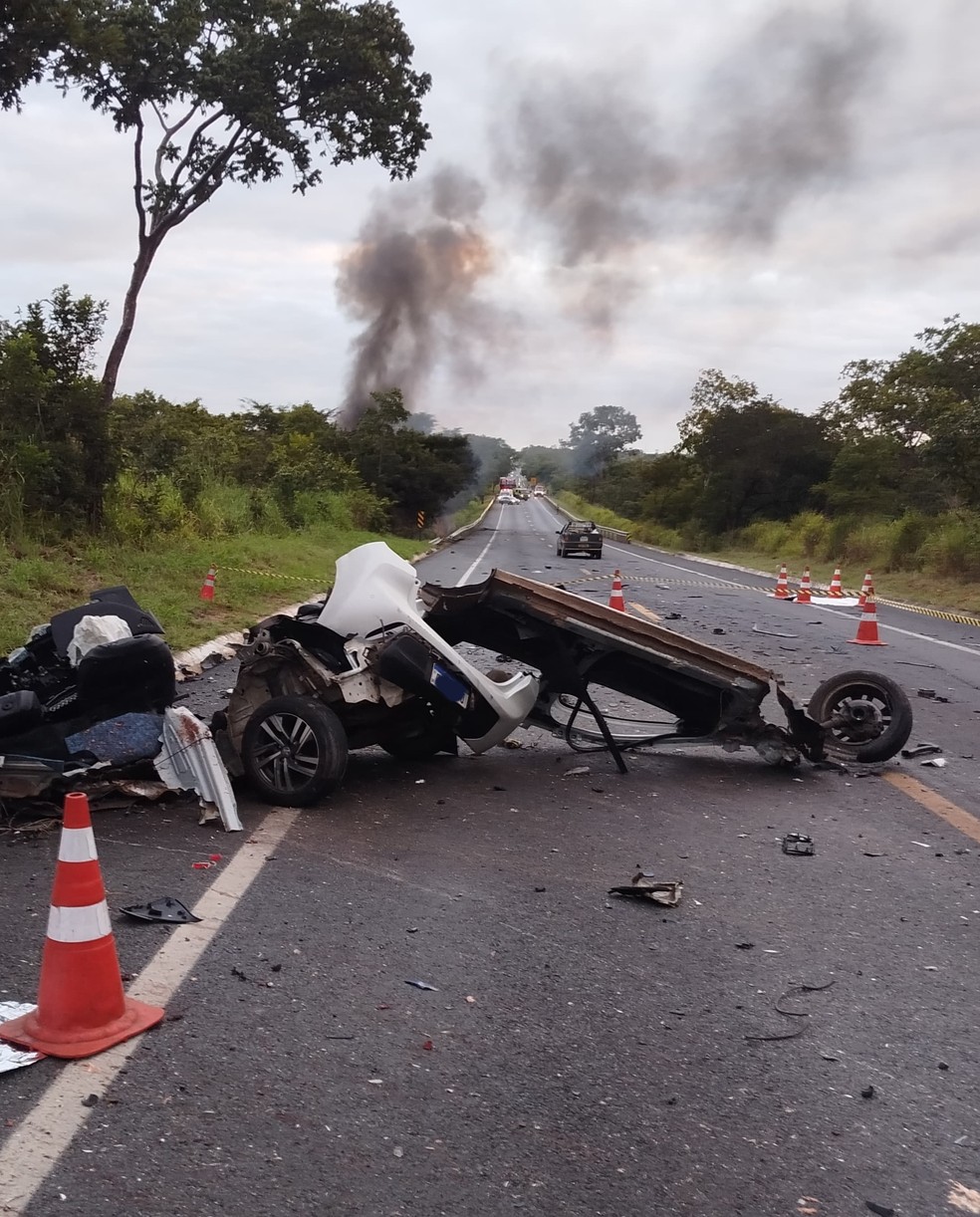 Carro ficou destruído com a batida — Foto: Polícia Militar Rodoviária