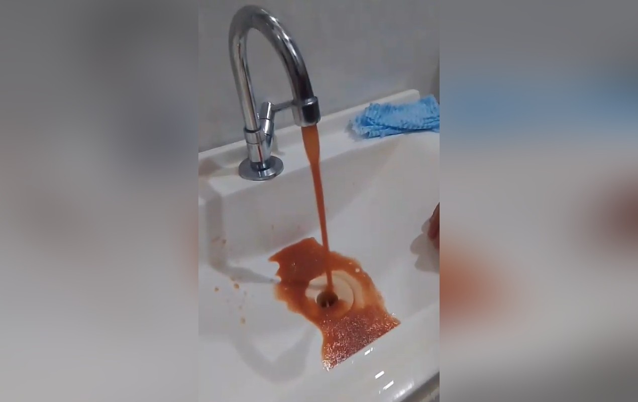 Moradores relatam falta de água há cinco dias e registram água ‘barrenta’ em Águas de Santa Bárbara