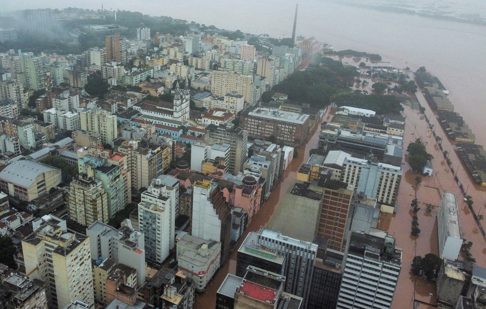 Imagem de drone mostra área de Porto Alegre na beira do Guaíba alagada no dia 4 de maio de 2024 — Foto: Renan Mattos/Reuters