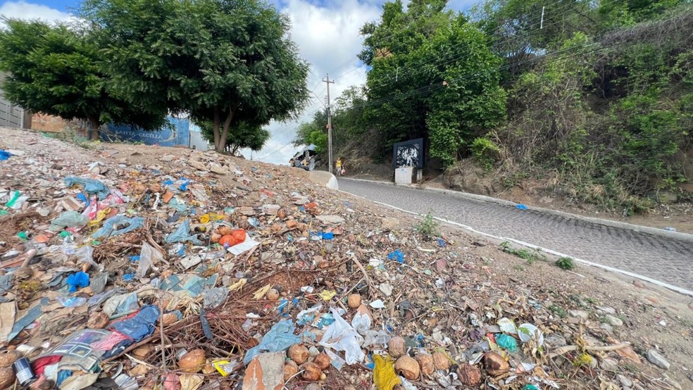 Rua do Horto, caminho de romeiros em Juazeiro do Norte, tem problemas de lixo e esgoto a céu aberto — Foto: Patrícia Silva/SVM