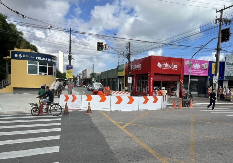 Cruzamento da Av. Tristão Gonçalves com a Rua Guilherme Rocha, no Centro de Fortaleza, é bloqueado para reparo em rede de drenagem. — Foto: Secretaria Municipal da Conservação/ Divulgação
