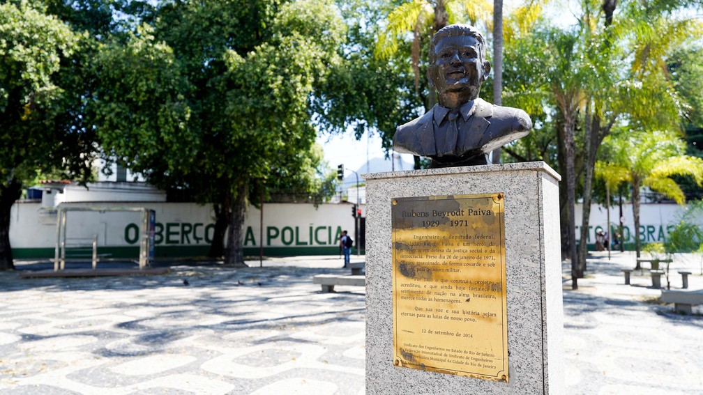 Busto de Rubens Paiva na Tijuca, na Zona Norte do Rio — Foto: Stephanie Rodrigues/ g1