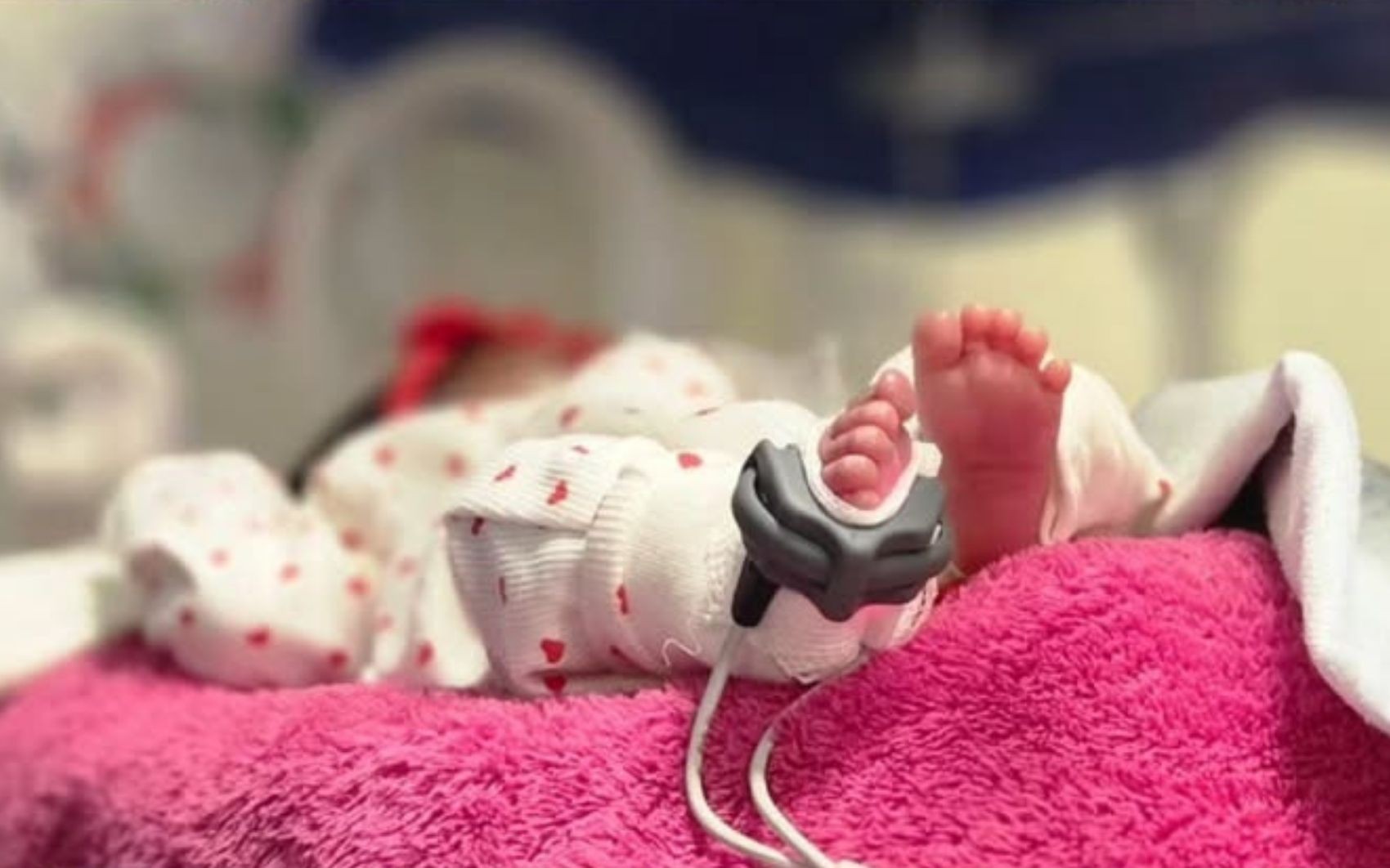 Bebê completa 1 mês de vida na UTI após mãe morrer de câncer, e equipe médica comemora: ‘Um dos nossos milagres’