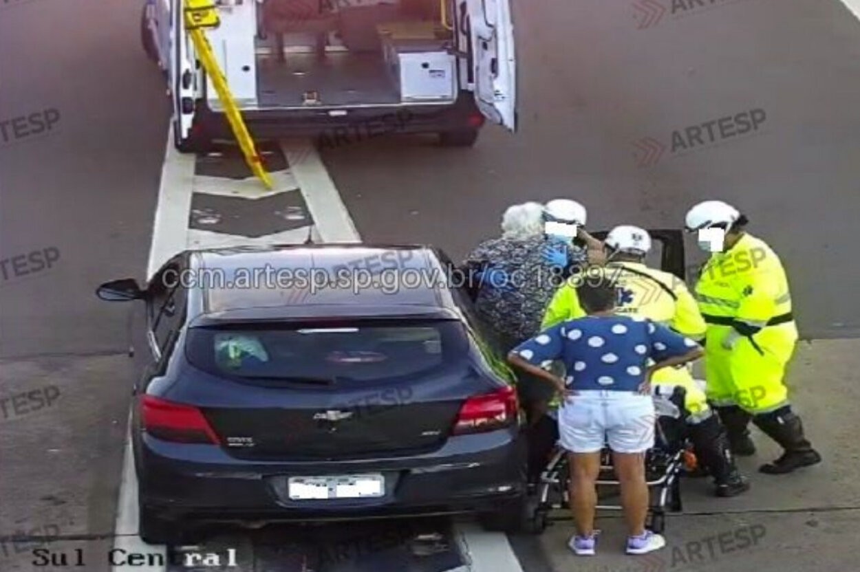 Mulher morre após mal súbito dentro de carro em rodovia de SP | G1