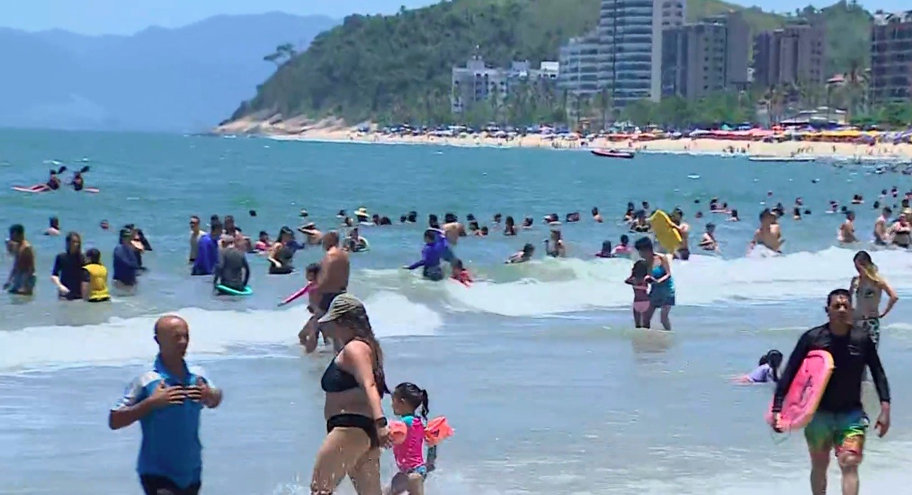 Praias do Litoral Norte de São Paulo têm movimento intenso no Natal