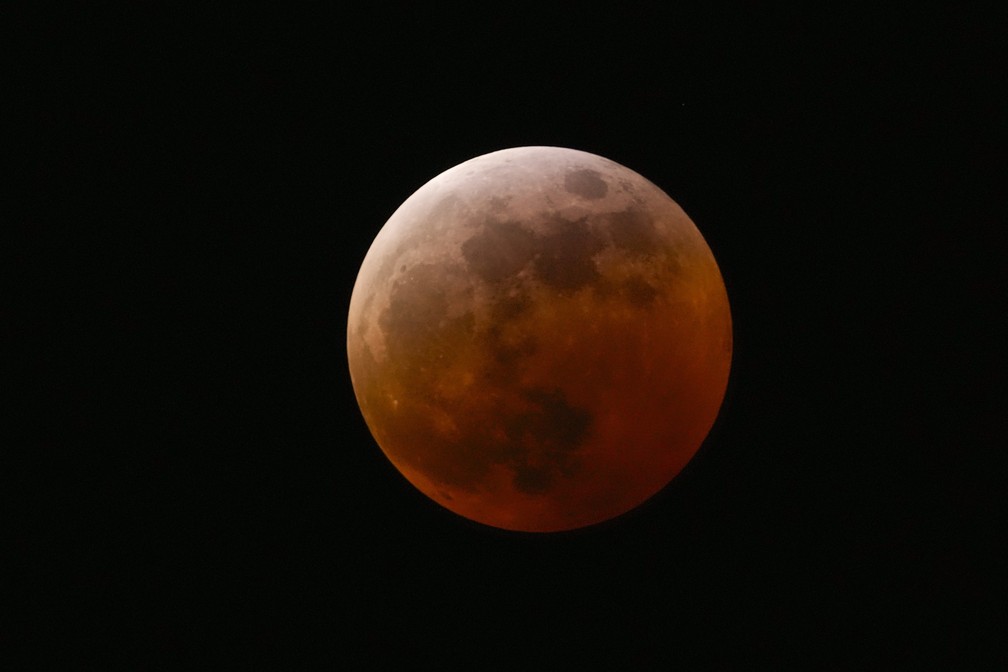 Cidade do México durante um eclipse lunar total — Foto: Marco Ugarte/AP
