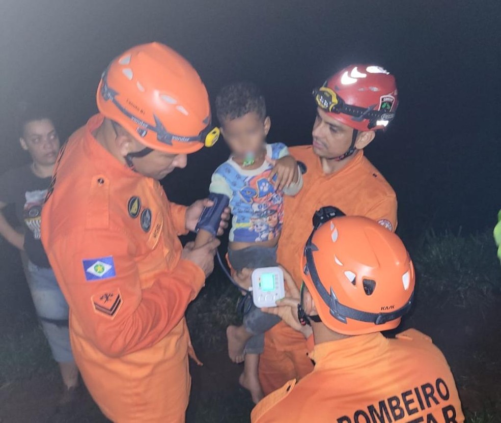 Menino de 4 anos desaparecido é encontrado em mata em MT após palitos de pirulito guiarem cães farejadores — Foto: Corpo de Bombeiros