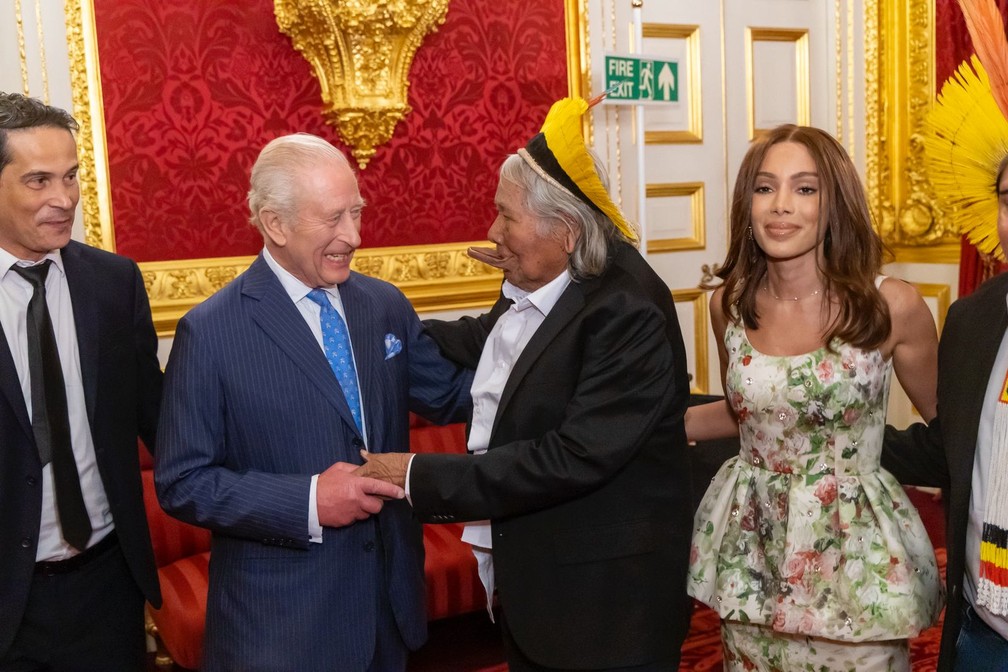 Anitta se encontra com Rei Charles III na Inglaterra