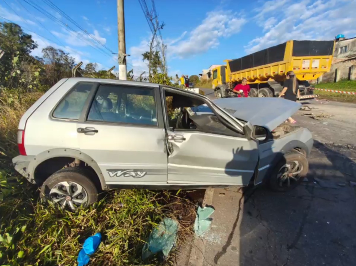 Batida entre carro e caminhão em BH deixa motorista presa às ferragens
