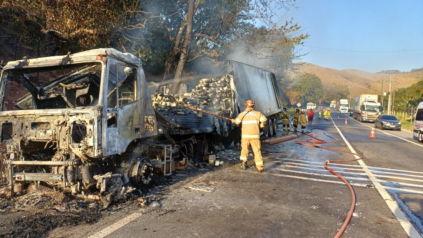 Carreta que transportava manteiga pega fogo na Serra das Araras, em Piraí
