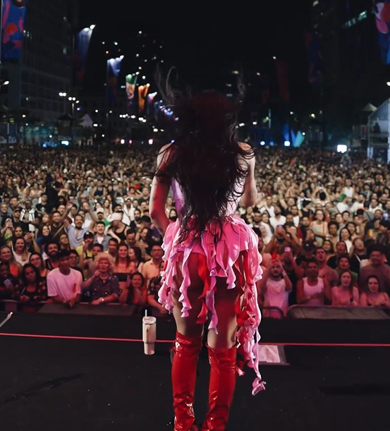 Mulher com seios de fora é retirada por PMs de show da Pabllo Vittar, durante Virada Cultural, após se recusar a vestir blusa