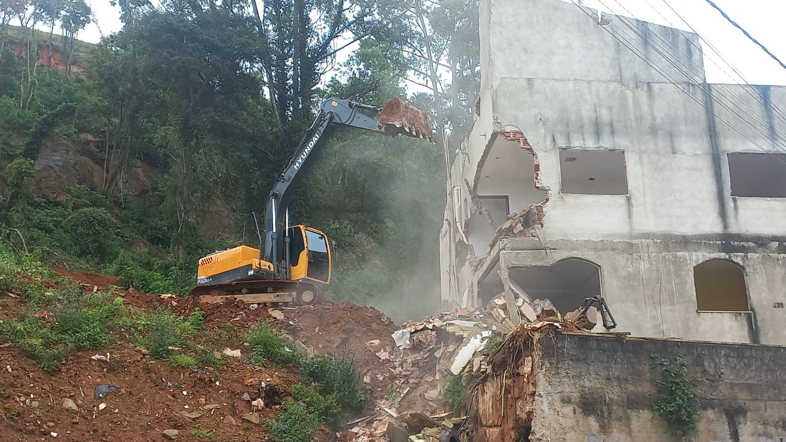 Moradores resistem à demolição de imóveis no Parque Burnier, onde 22 pessoas morreram durante as chuvas