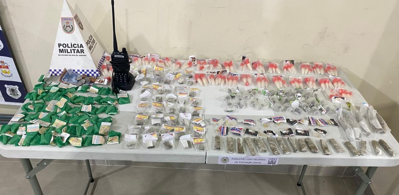 Polícia Militar prende jovem com drogas em Volta Redonda