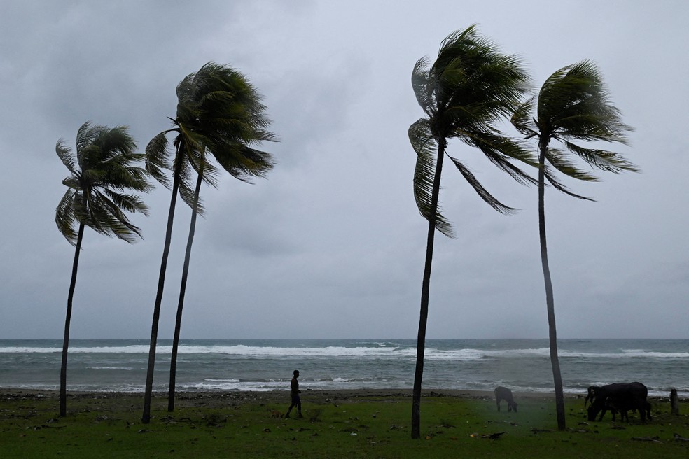 Enquanto Cuba se preparava para a tempestade, as autoridades jamaicanas se preparavam para se mobilizar na quarta-feira e avaliar os danos. — Foto: Norlys Perez/Reuters