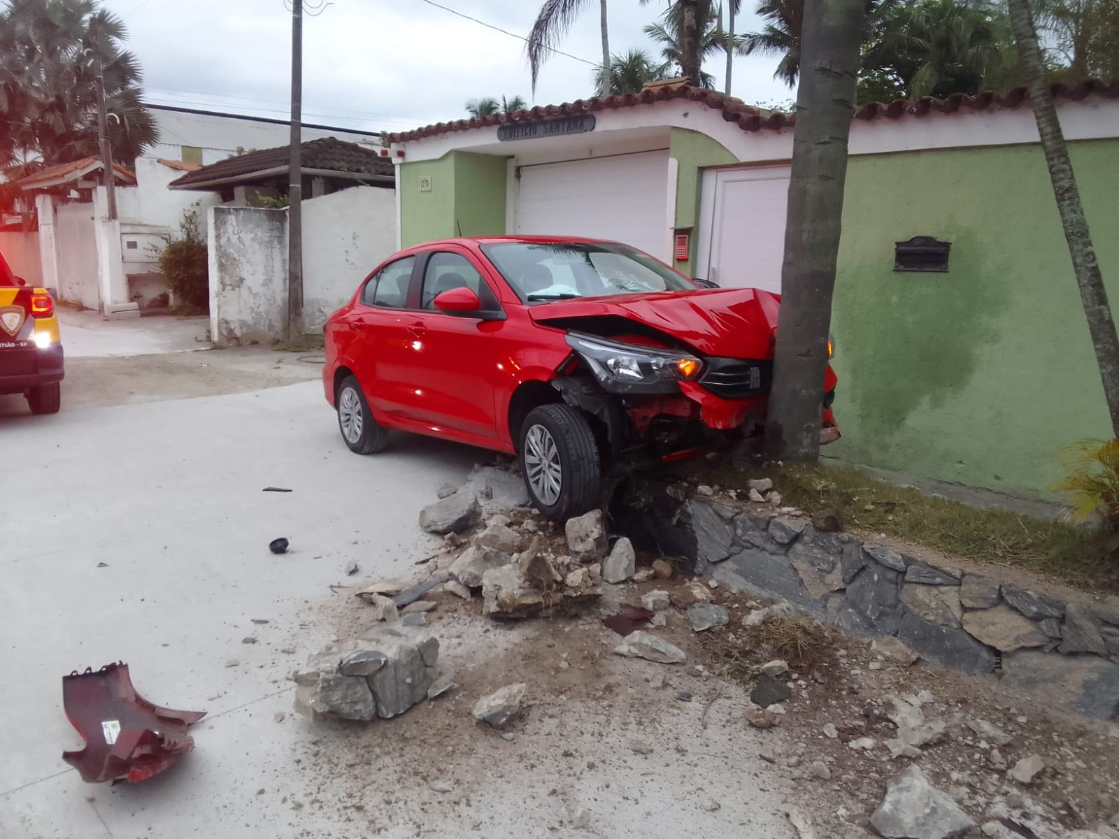 Duas pessoas ficam feridas após carro perder controle e bater em coqueiro em São Sebastião