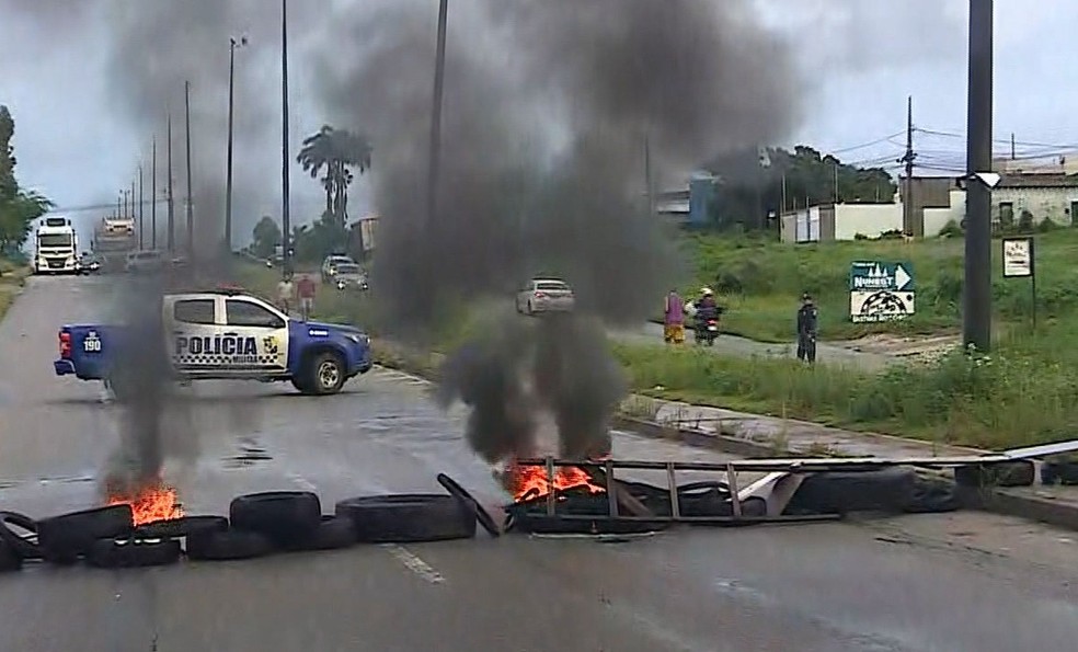 Protesto na Avenida Lauro Porto. — Foto: TV Sergipe