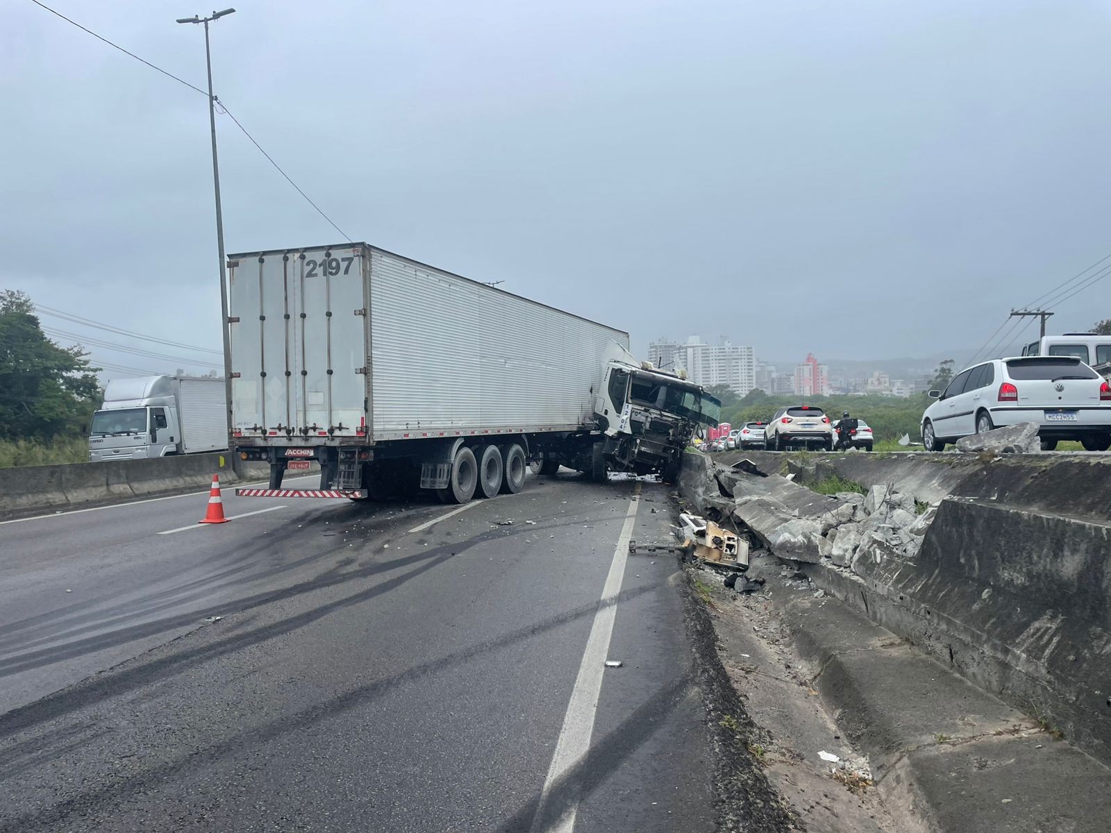 Carreta bate em mureta e bloqueia totalmente o trânsito na BR-101 na Grande Florianópolis