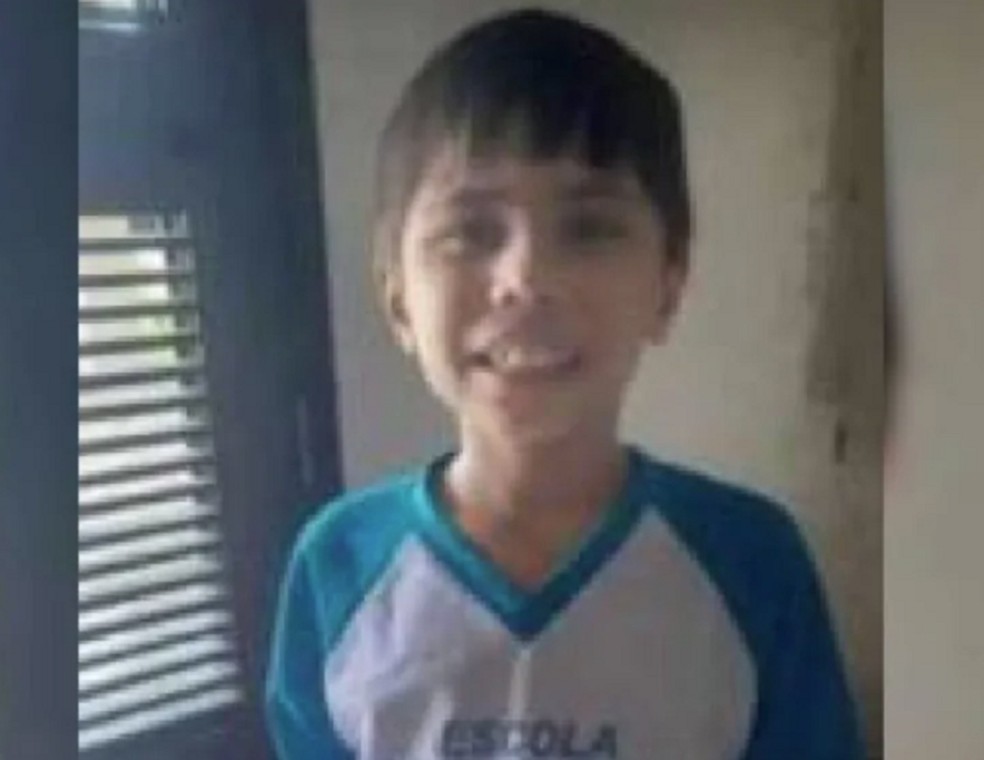 Heitor Viana Koabayashi Silva tem 9 anos e estava com a farda do colégio. — Foto: Reprodução