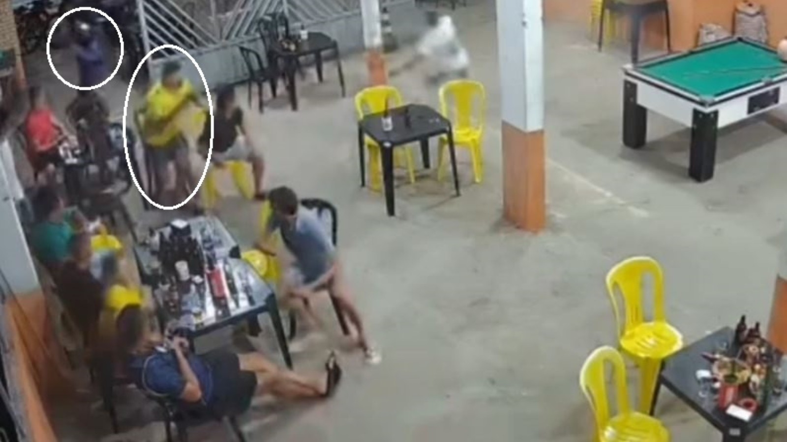 Dupla armada invade bar e mata cliente que assistia a jogo do Brasil; vídeo