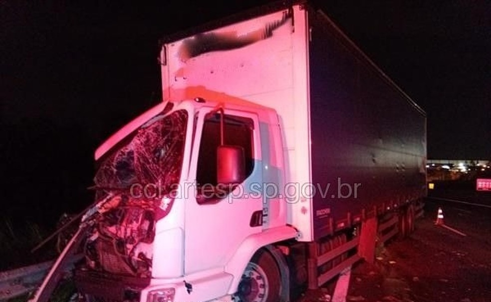 Motorista do caminhão que perdeu o controle na rodovia ficou levemente ferido após acidente em Jundiaí (SP) — Foto: Artesp/Divulgação