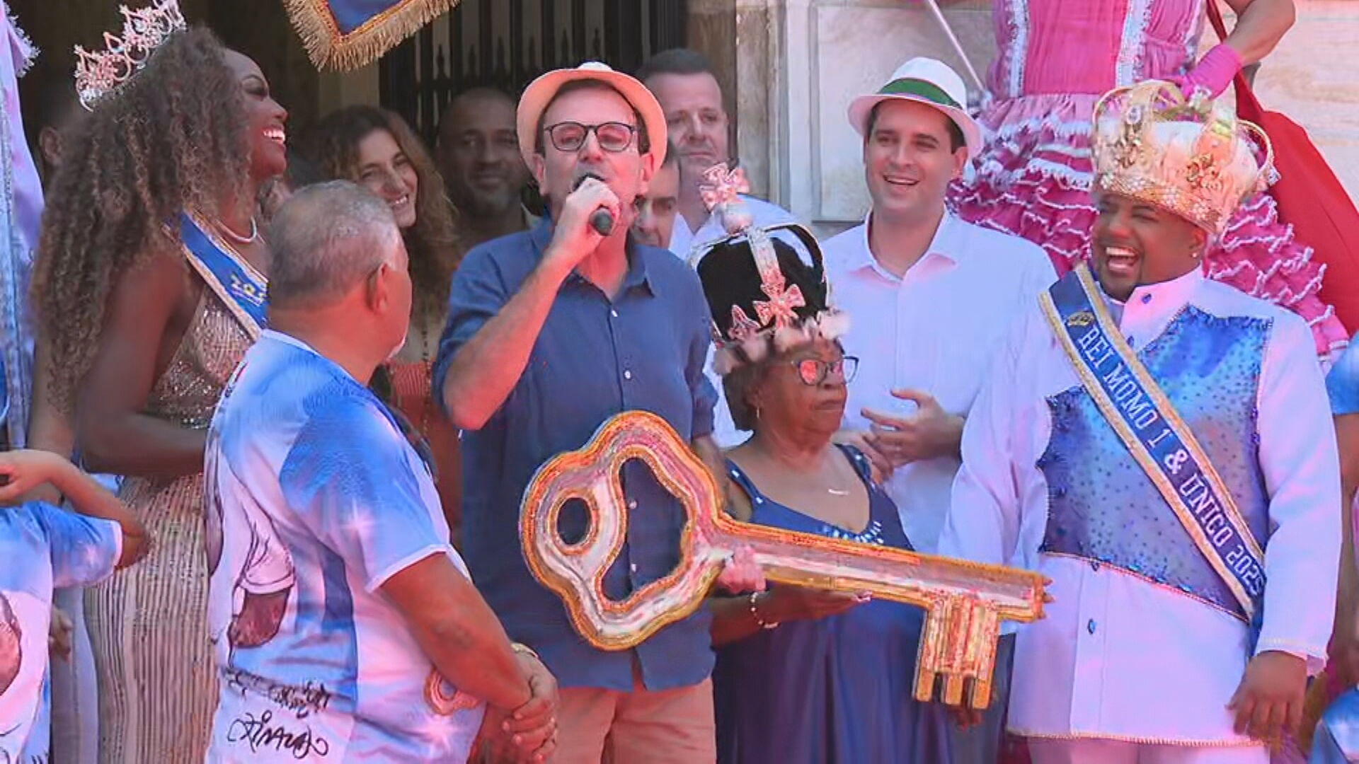 Rei Momo recebe as chaves do Rio, e carnaval é declarado aberto na cidade