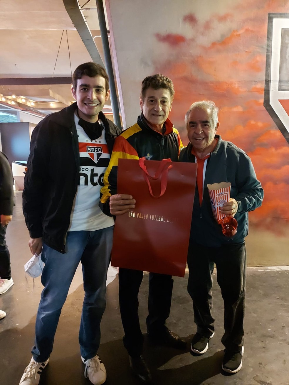 José Simões e o filho no jogo do São Paulo. — Foto: Arquivo pessoal