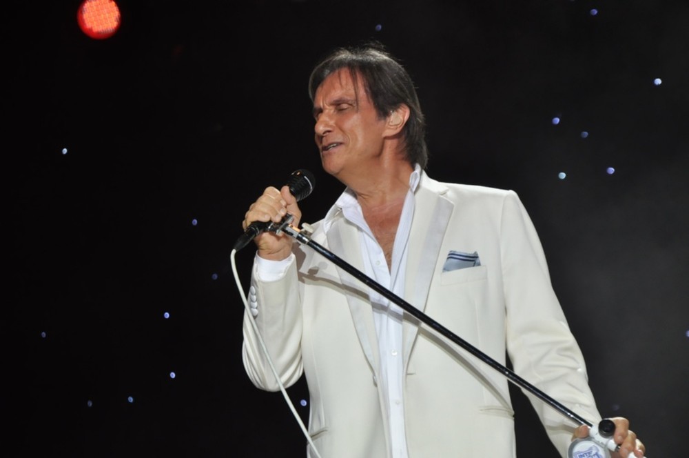 Roberto Carlos estreia no São João de Campina Grande neste domingo (14)