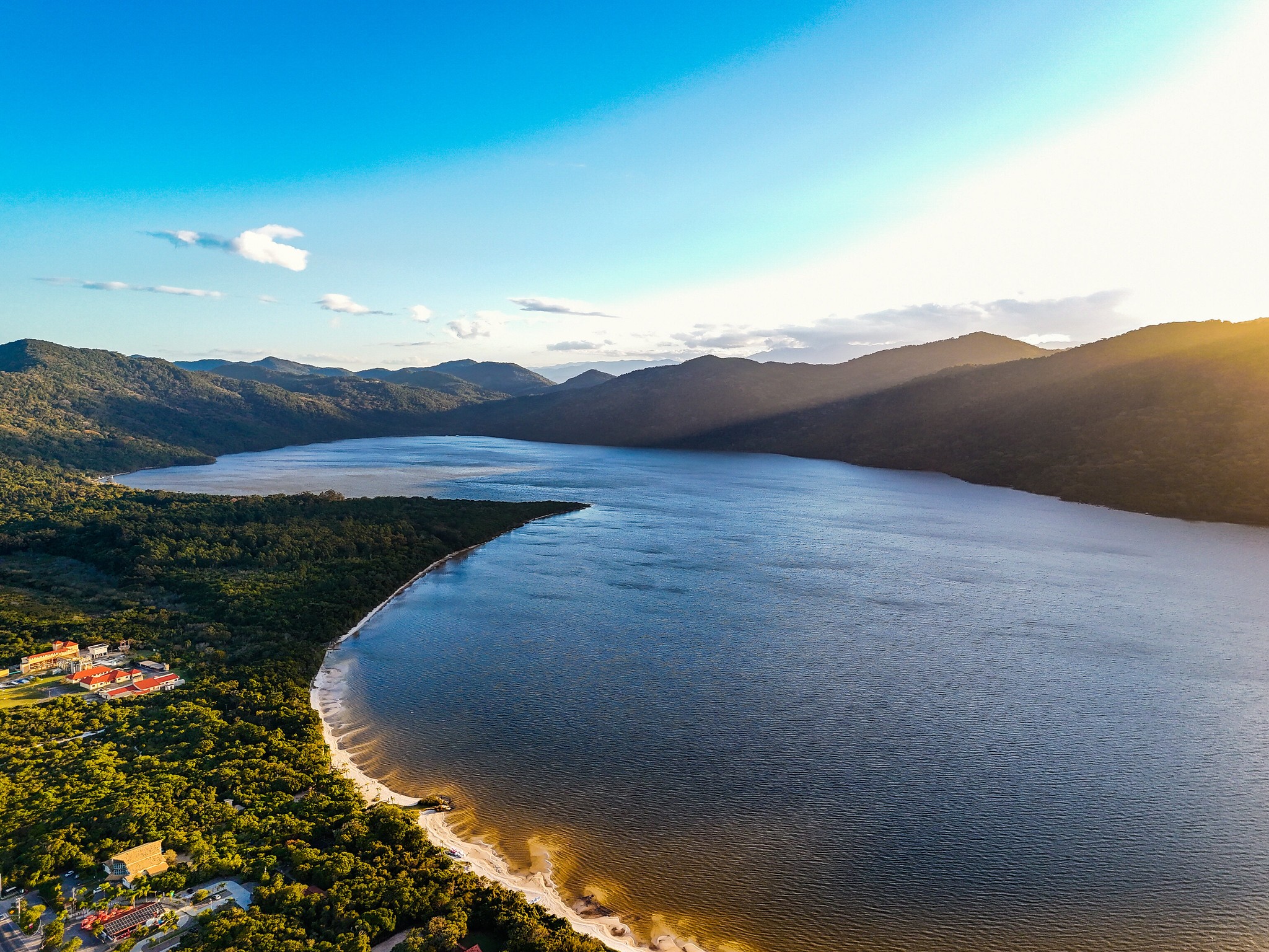 Conheça lagoa em Florianópolis de águas tranquilas que recebeu 10 vezes o prêmio Bandeira Azul
