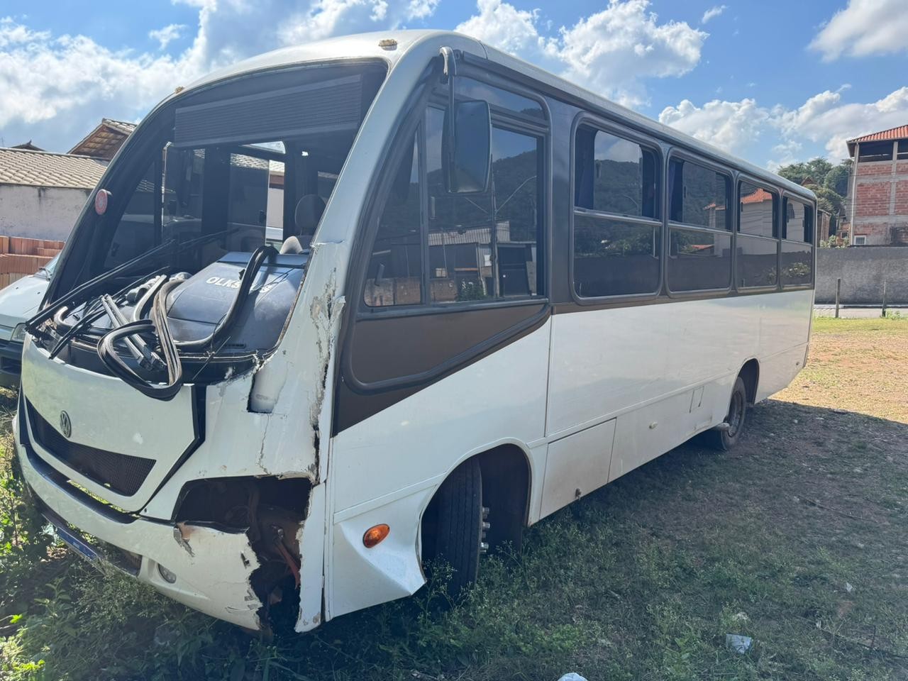 Micro-ônibus bate em poste e deixa 14 pessoas feridas na Grande BH 