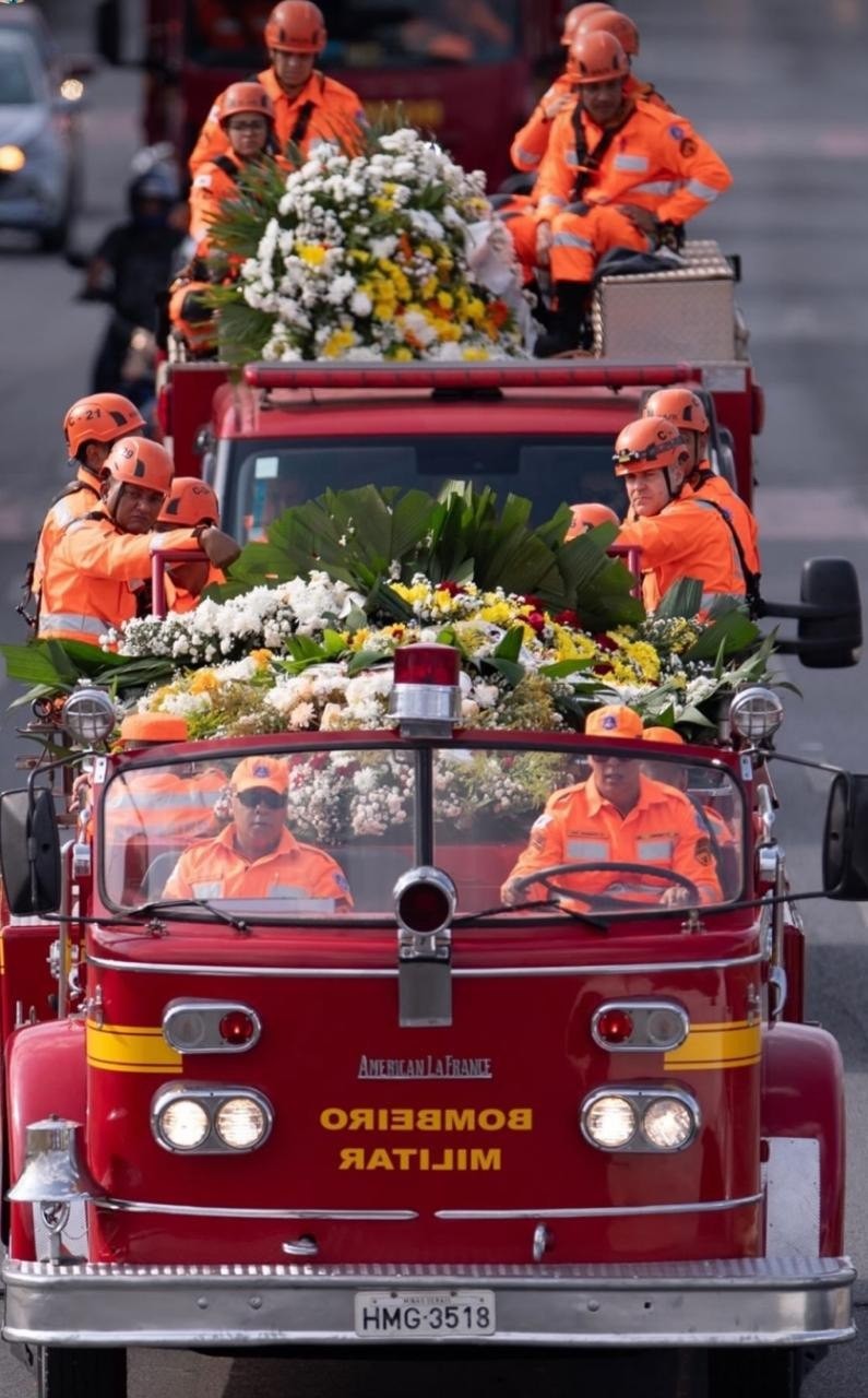 Vítimas da queda do helicóptero do Corpo de Bombeiros são enterradas 
