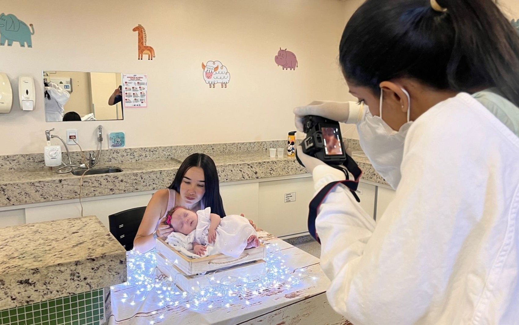 Bebês internados em UTI de hospital fazem ensaio especial para o Dia das Mães