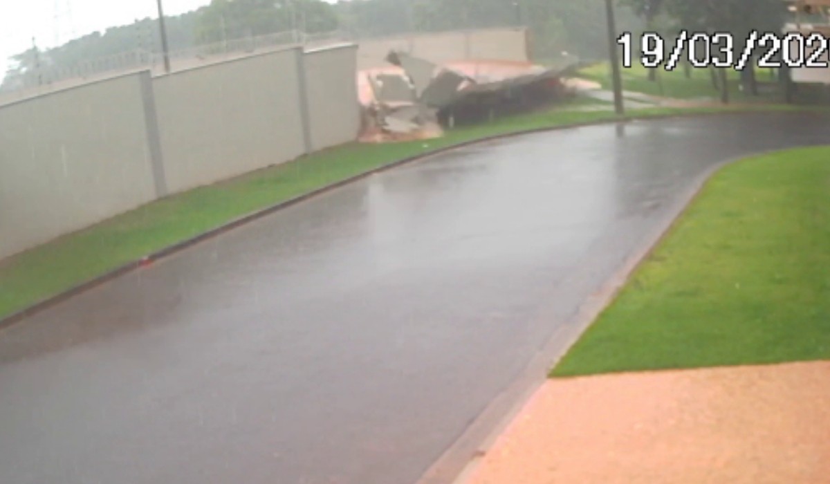 VÍDEO: muro de condomínio desaba após enxurrada durante chuva em Rio das Pedras