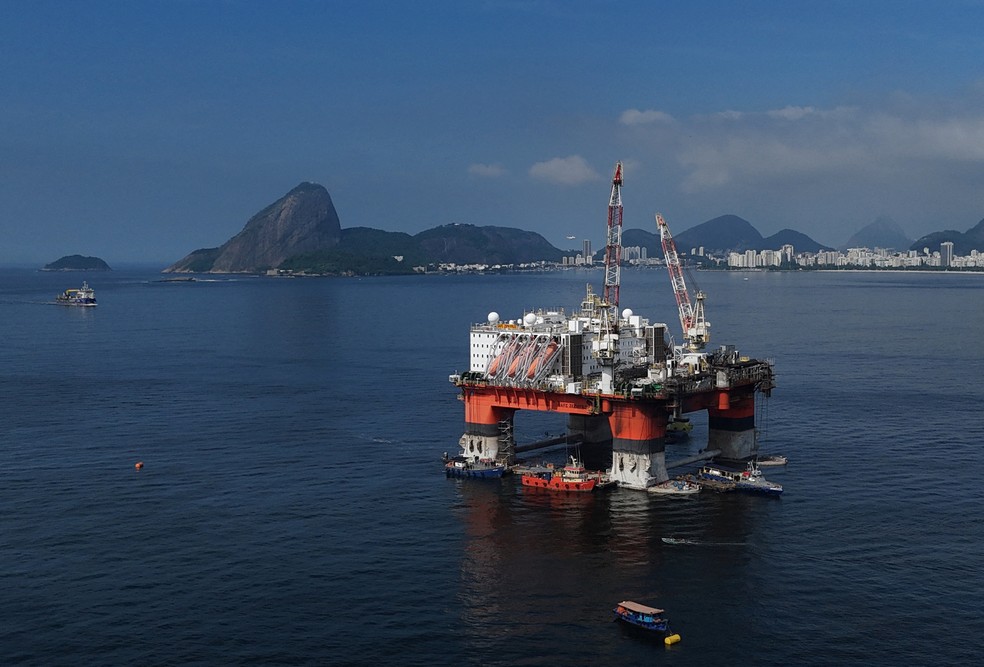 Uma vista de drone mostra uma plataforma de petróleo offshore na Baía de Guanabara, em Niterói, no estado do Rio de Janeiro. — Foto: Pilar Olivares / Reuters