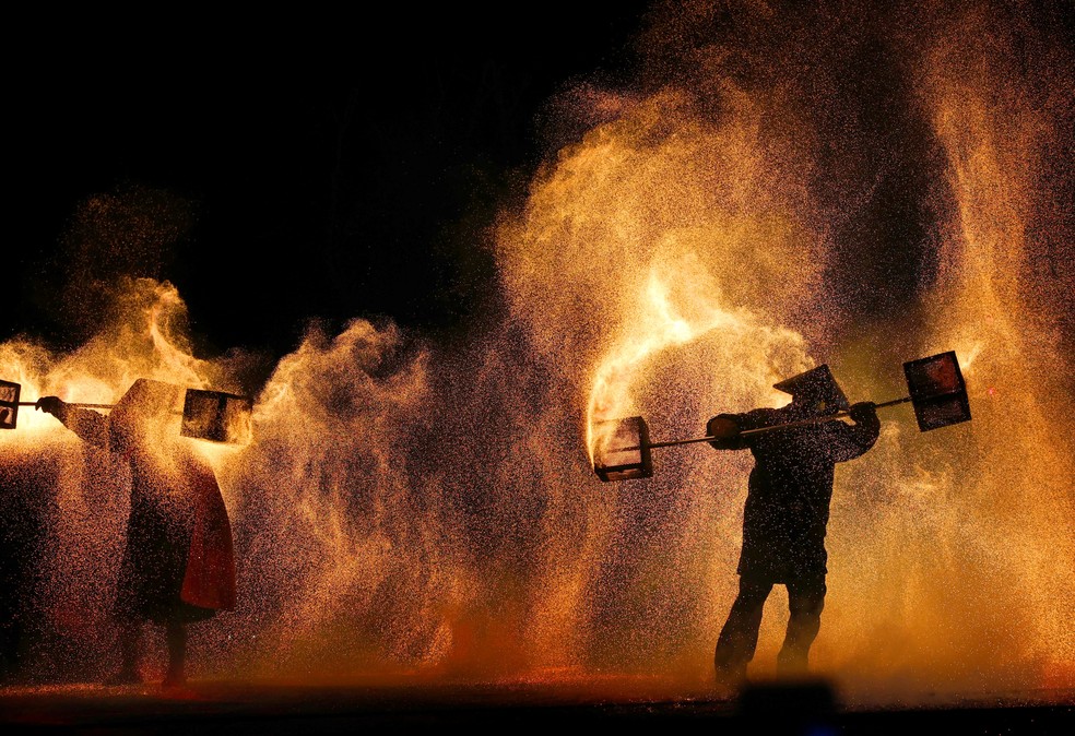 Artistas criam faíscas com aço fundido no festival de lanternas do Ano Novo Lunar em Nantong, na província oriental de Jiangsu, na China, em 27 de janeiro de 2025 — Foto: AFP
