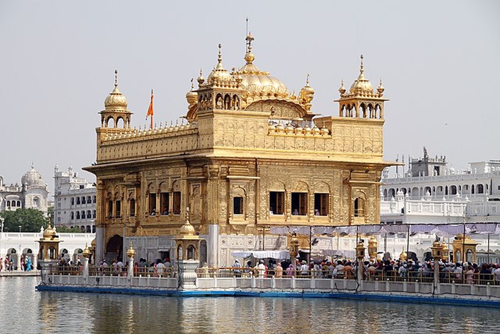 Hamandir Sahib ou Darbar Sahib (também conhecido como Templo Dourado), o santuário mais sagrado do Sikhismo localizado na cidade de Amritsar, na Índia, em 2010 — Foto: Reprodução Wiki Commons - Oleg Yunakov